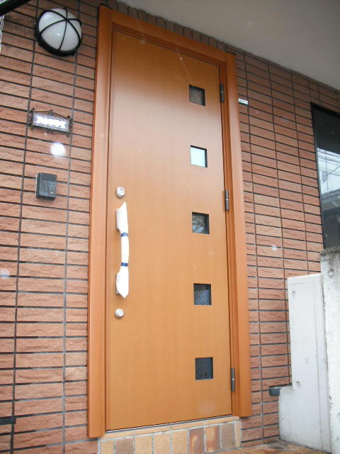 玄関の扉の入替工事